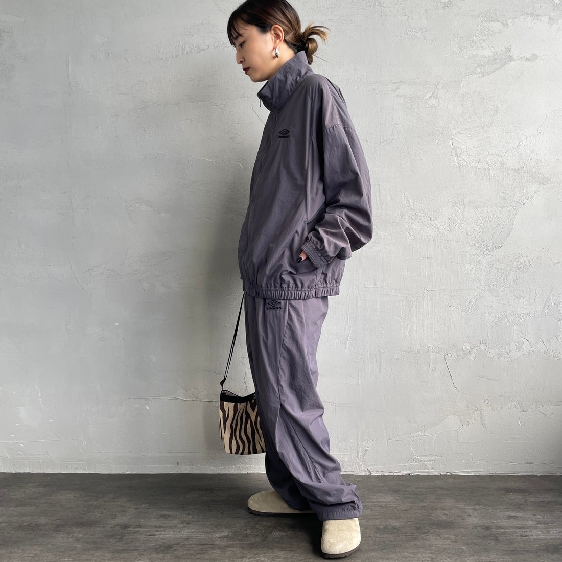 UMBRO [アンブロ] 別注 ナイロントラックブルゾン [KBT126-NK-JK1-MS-JF] GRAY &&モデル身長：150cm 着用サイズ：S&&