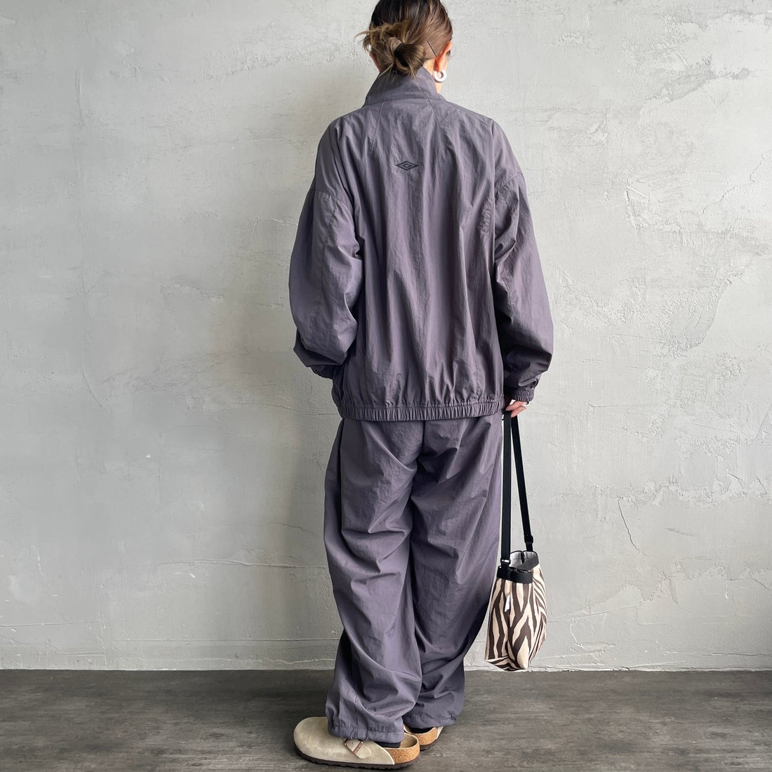 UMBRO [アンブロ] 別注 ナイロントラックブルゾン [KBT126-NK-JK1-MS-JF] GRAY &&モデル身長：150cm 着用サイズ：S&&