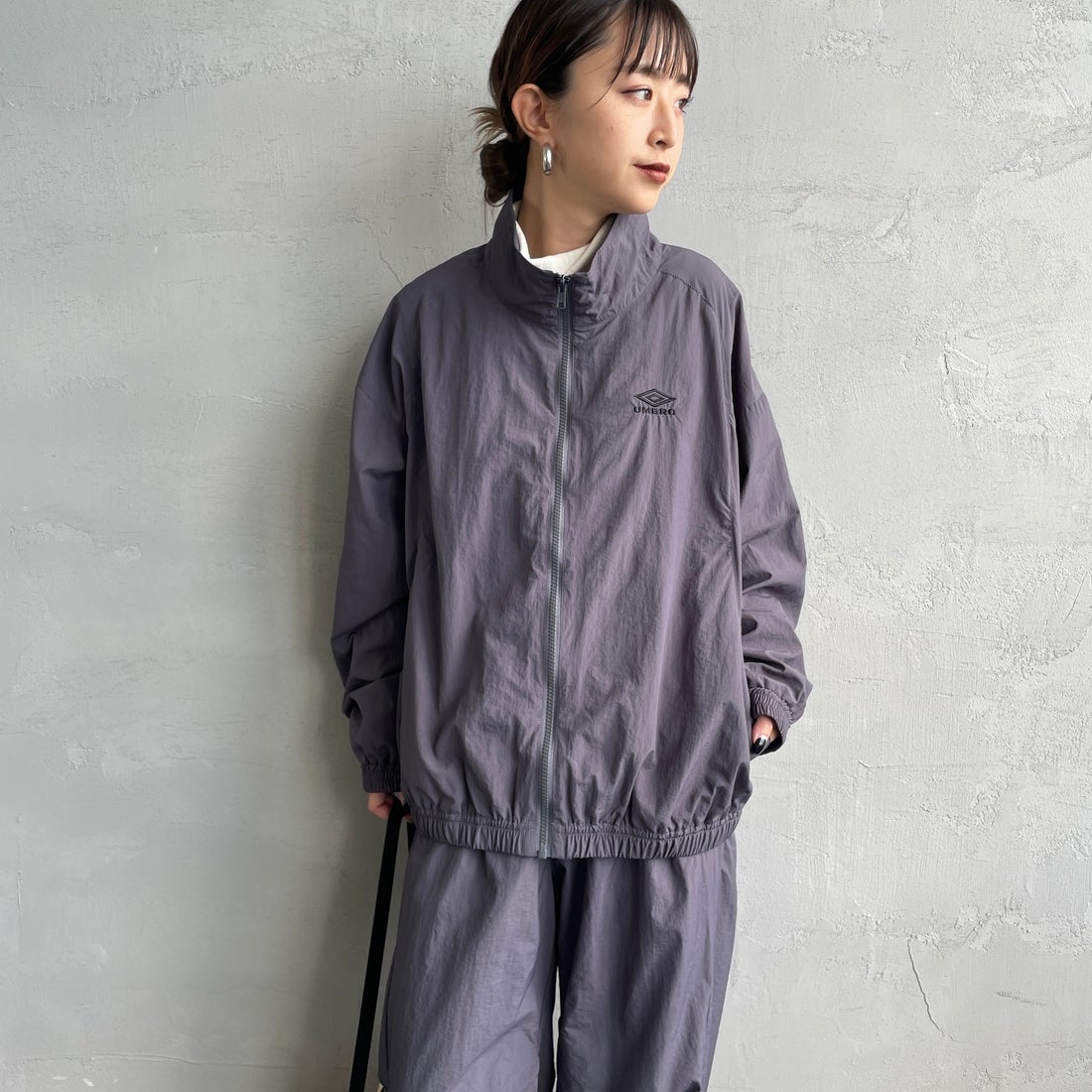 UMBRO [アンブロ] 別注 ナイロントラックブルゾン [KBT126-NK-JK1-MS-JF] GRAY &&モデル身長：150cm 着用サイズ：S&&