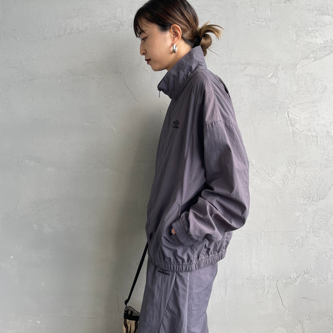 UMBRO [アンブロ] 別注 ナイロントラックブルゾン [KBT126-NK-JK1-MS-JF] GRAY &&モデル身長：150cm 着用サイズ：S&&