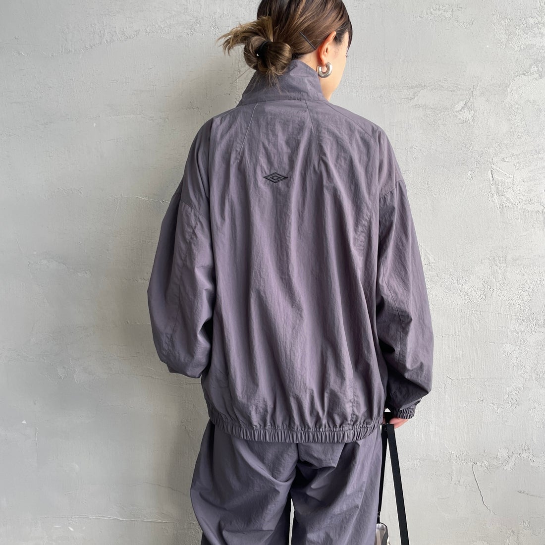 UMBRO [アンブロ] 別注 ナイロントラックブルゾン [KBT126-NK-JK1-MS-JF] GRAY &&モデル身長：150cm 着用サイズ：S&&