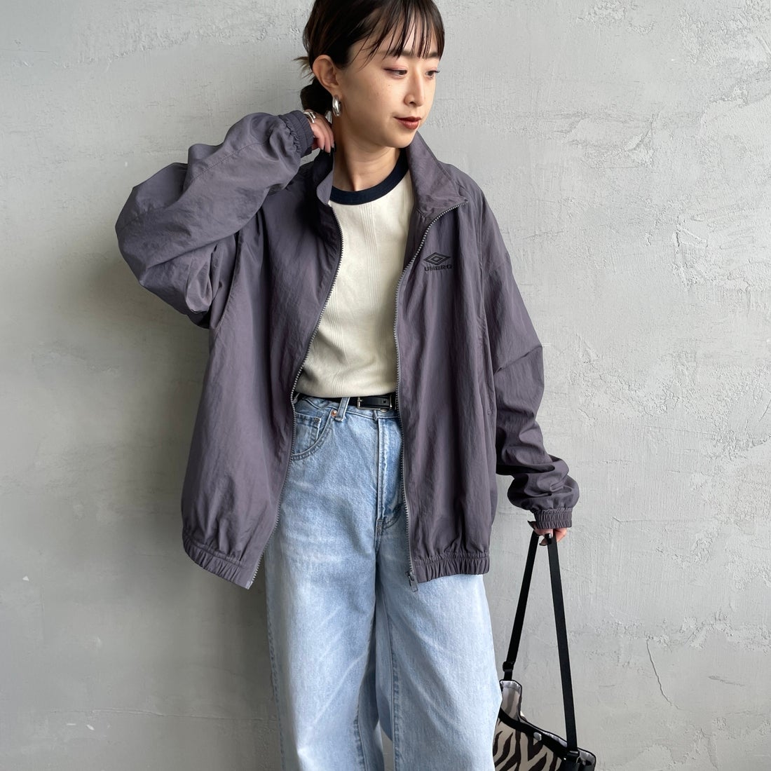 UMBRO [アンブロ] 別注 ナイロントラックブルゾン [KBT126-NK-JK1-MS-JF] GRAY &&モデル身長：150cm 着用サイズ：S&&