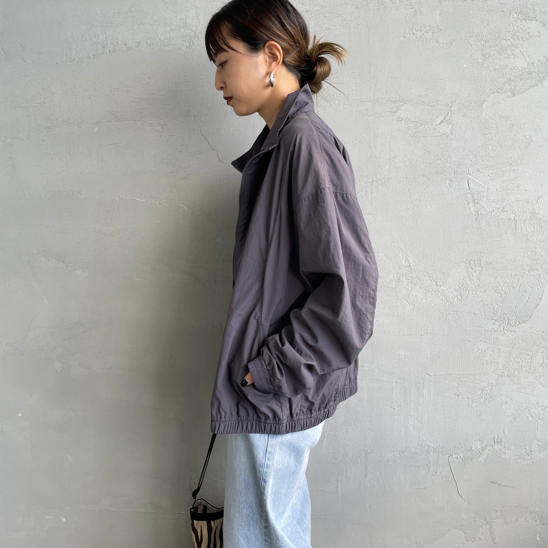 UMBRO [アンブロ] 別注 ナイロントラックブルゾン [KBT126-NK-JK1-MS-JF] GRAY &&モデル身長：150cm 着用サイズ：S&&