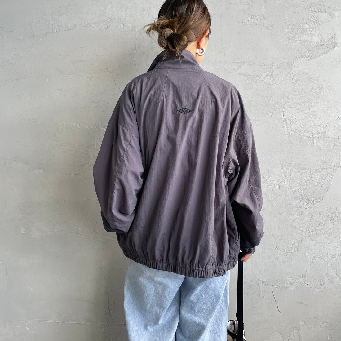 UMBRO [アンブロ] 別注 ナイロントラックブルゾン [KBT126-NK-JK1-MS-JF] GRAY &&モデル身長：150cm 着用サイズ：S&&