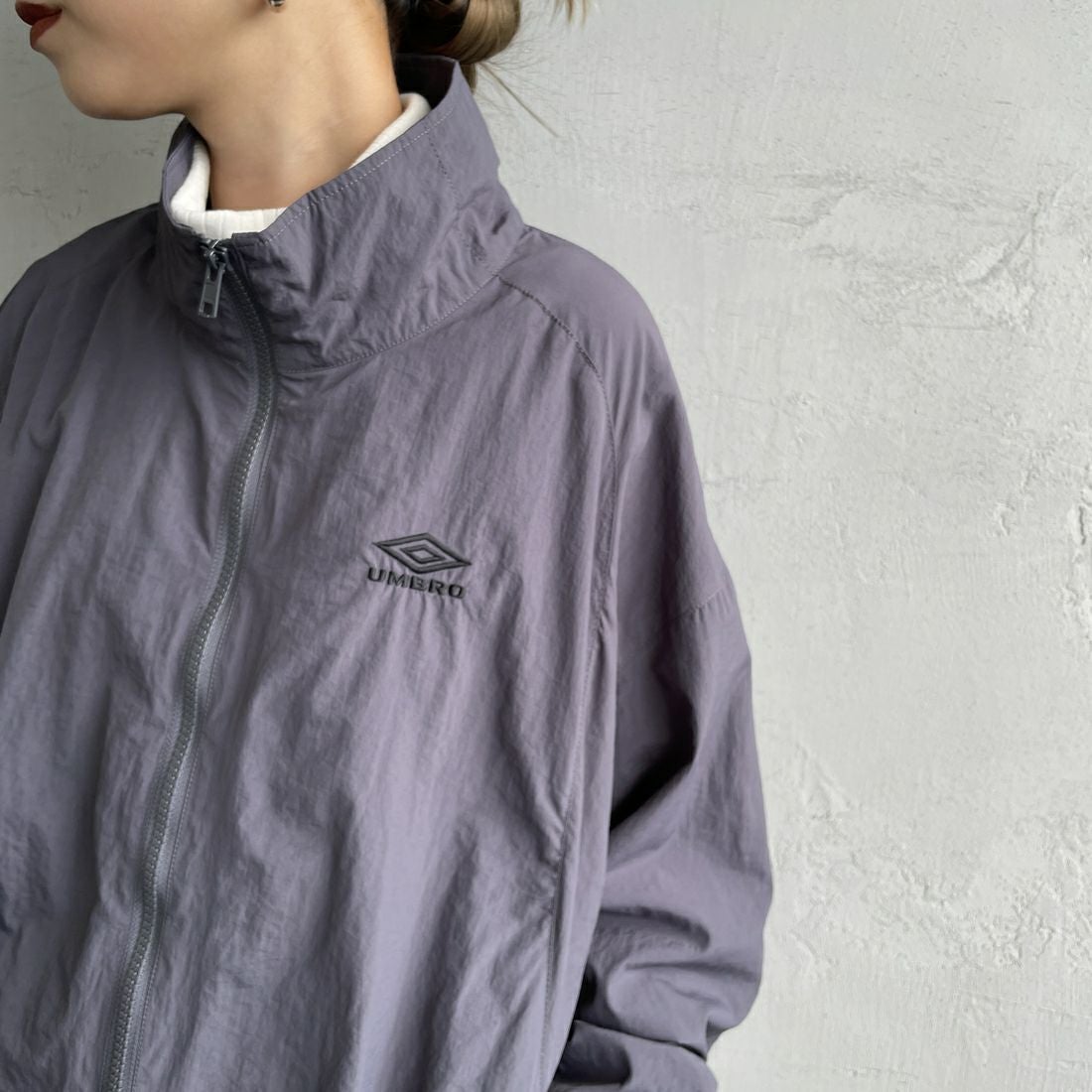 UMBRO [アンブロ] 別注 ナイロントラックブルゾン [KBT126-NK-JK1-MS-JF] GRAY &&モデル身長：150cm 着用サイズ：S&&