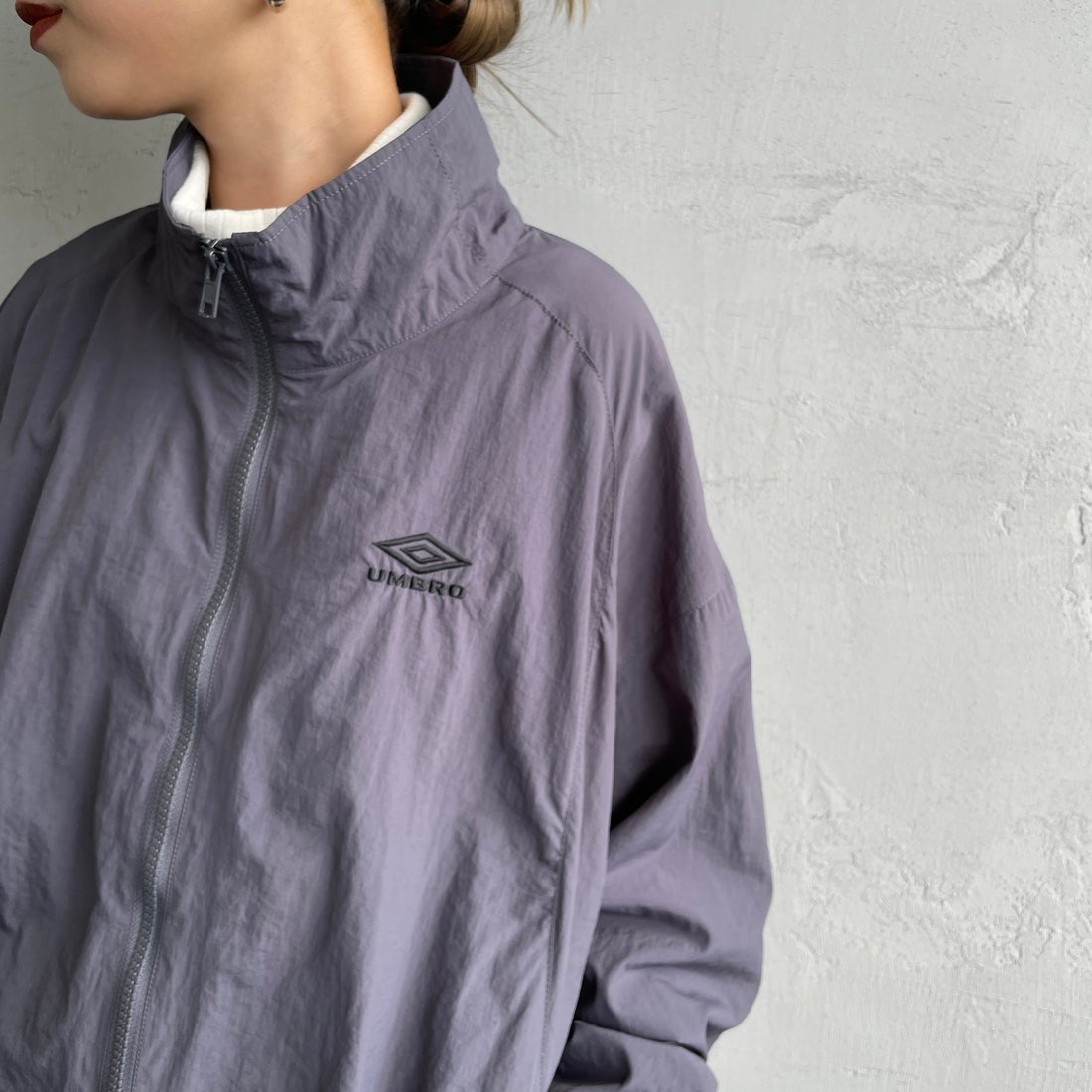 UMBRO [アンブロ] 別注 ナイロントラックブルゾン [KBT126-NK-JK1-MS-JF] GRAY &&モデル身長：150cm 着用サイズ：S&&