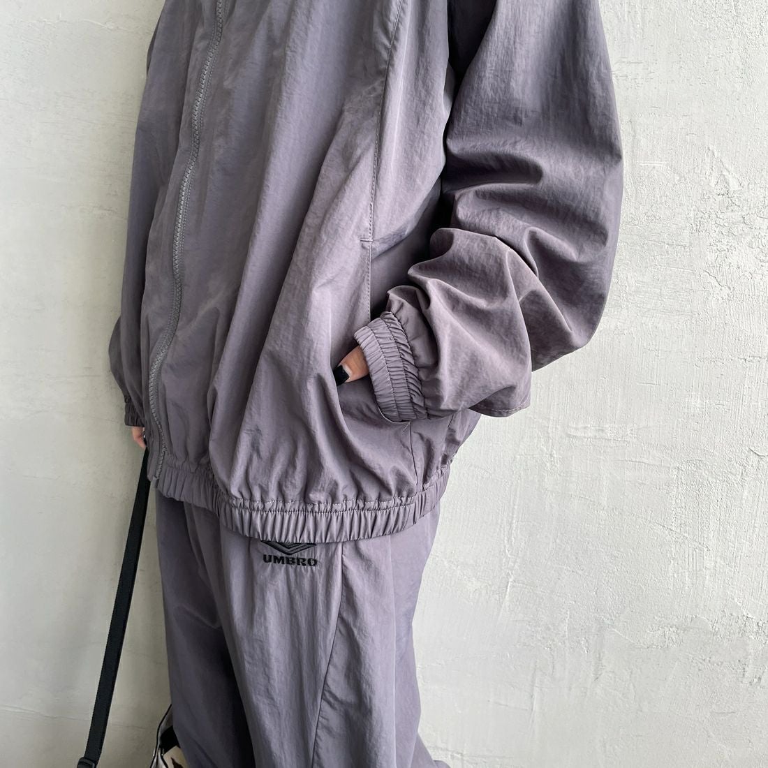 UMBRO [アンブロ] 別注 ナイロントラックブルゾン [KBT126-NK-JK1-MS-JF] GRAY &&モデル身長：150cm 着用サイズ：S&&