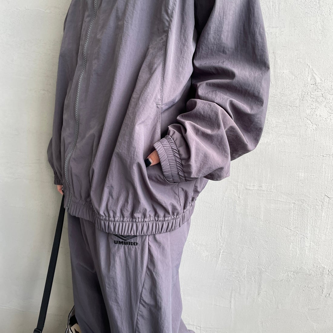 UMBRO [アンブロ] 別注 ナイロントラックブルゾン [KBT126-NK-JK1-MS-JF] GRAY &&モデル身長：150cm 着用サイズ：S&&