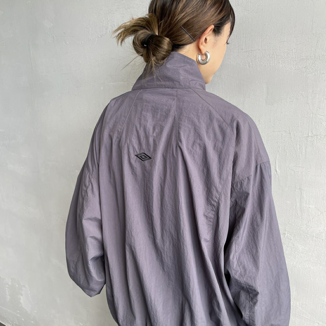 UMBRO [アンブロ] 別注 ナイロントラックブルゾン [KBT126-NK-JK1-MS-JF] GRAY &&モデル身長：150cm 着用サイズ：S&&