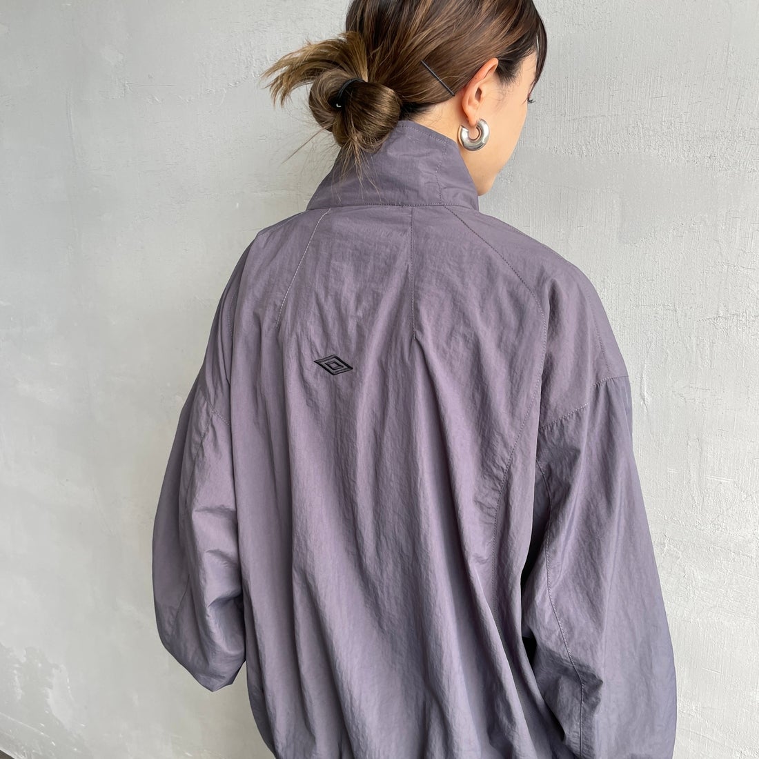 UMBRO [アンブロ] 別注 ナイロントラックブルゾン [KBT126-NK-JK1-MS-JF] GRAY &&モデル身長：150cm 着用サイズ：S&&