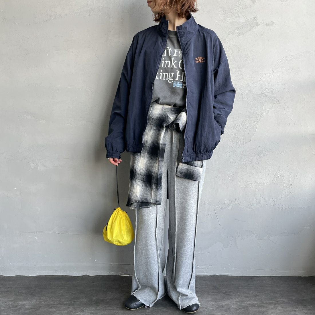 UMBRO [アンブロ] 別注 ナイロントラックブルゾン [KBT126-NK-JK1-MS-JF] NAVY &&モデル身長：158cm 着用サイズ：S&&