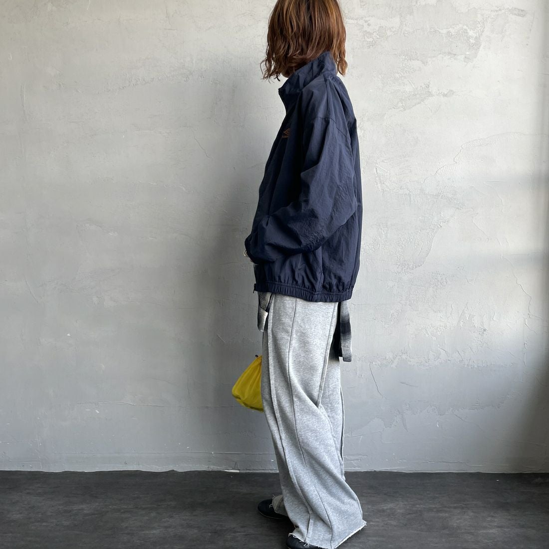 UMBRO [アンブロ] 別注 ナイロントラックブルゾン [KBT126-NK-JK1-MS-JF] NAVY &&モデル身長：158cm 着用サイズ：S&&