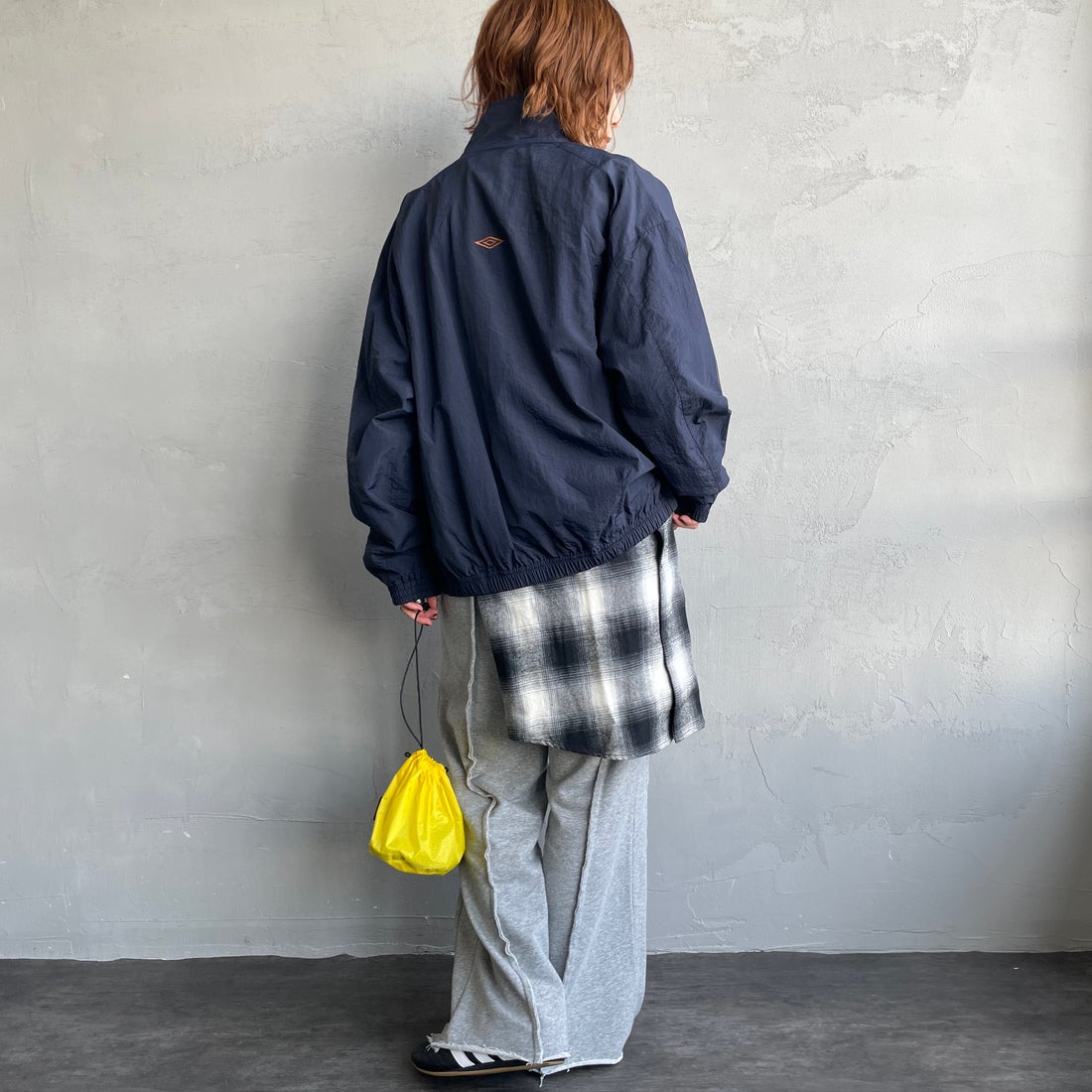 UMBRO [アンブロ] 別注 ナイロントラックブルゾン [KBT126-NK-JK1-MS-JF] NAVY &&モデル身長：158cm 着用サイズ：S&&