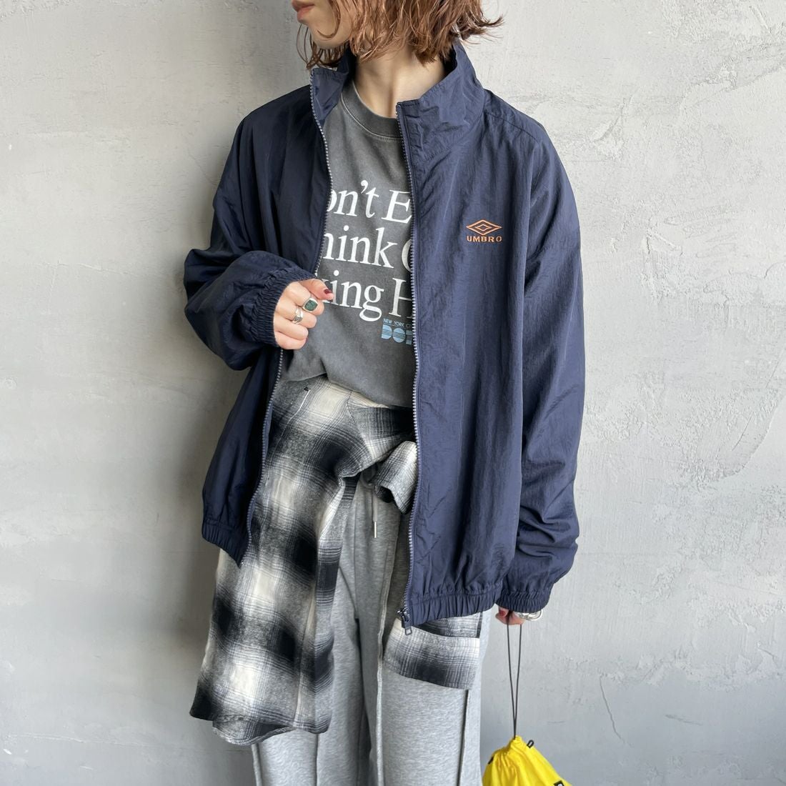 UMBRO [アンブロ] 別注 ナイロントラックブルゾン [KBT126-NK-JK1-MS-JF] NAVY &&モデル身長：158cm 着用サイズ：S&&