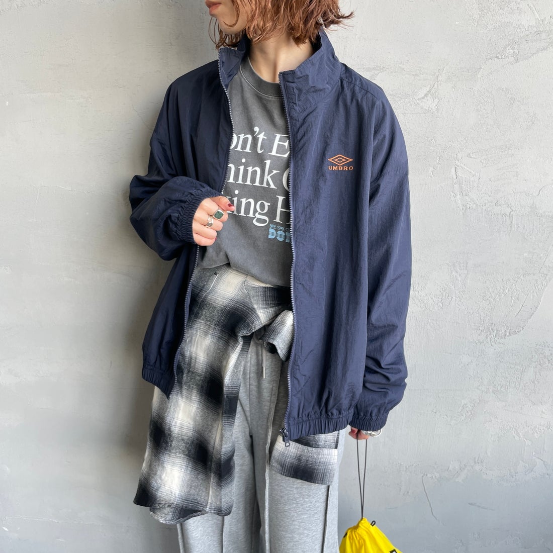 UMBRO [アンブロ] 別注 ナイロントラックブルゾン [KBT126-NK-JK1-MS-JF] NAVY &&モデル身長：158cm 着用サイズ：S&&