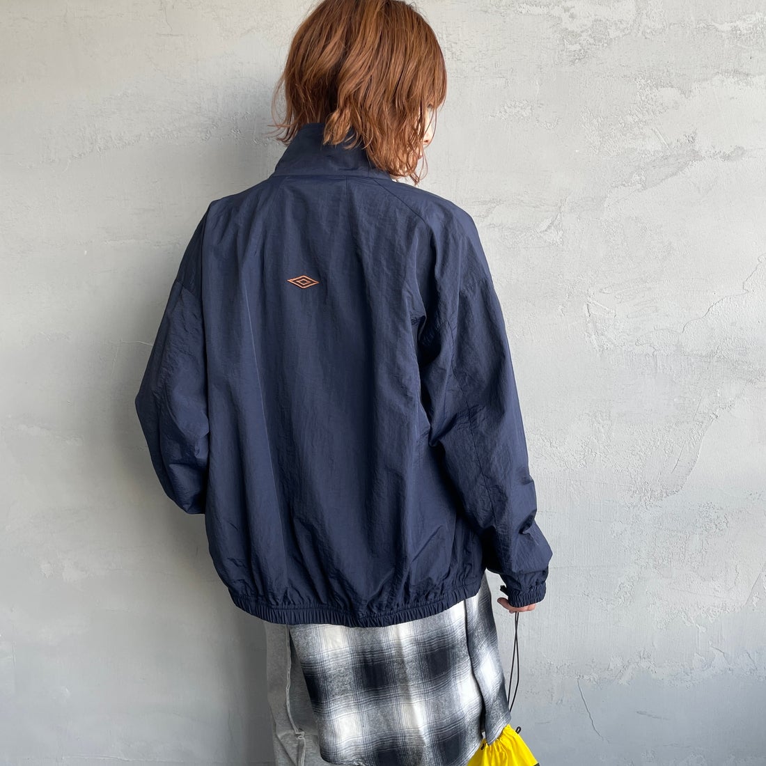 UMBRO [アンブロ] 別注 ナイロントラックブルゾン [KBT126-NK-JK1-MS-JF] NAVY &&モデル身長：158cm 着用サイズ：S&&