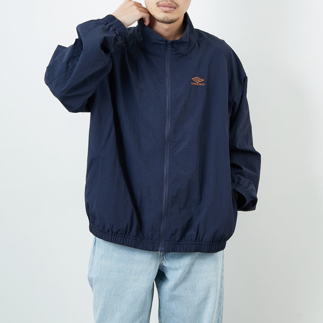 UMBRO [アンブロ] 別注 ナイロントラックブルゾン [KBT126-NK-JK1-MS-JF] NAVY &&モデル身長：168cm 着用サイズ：L&&