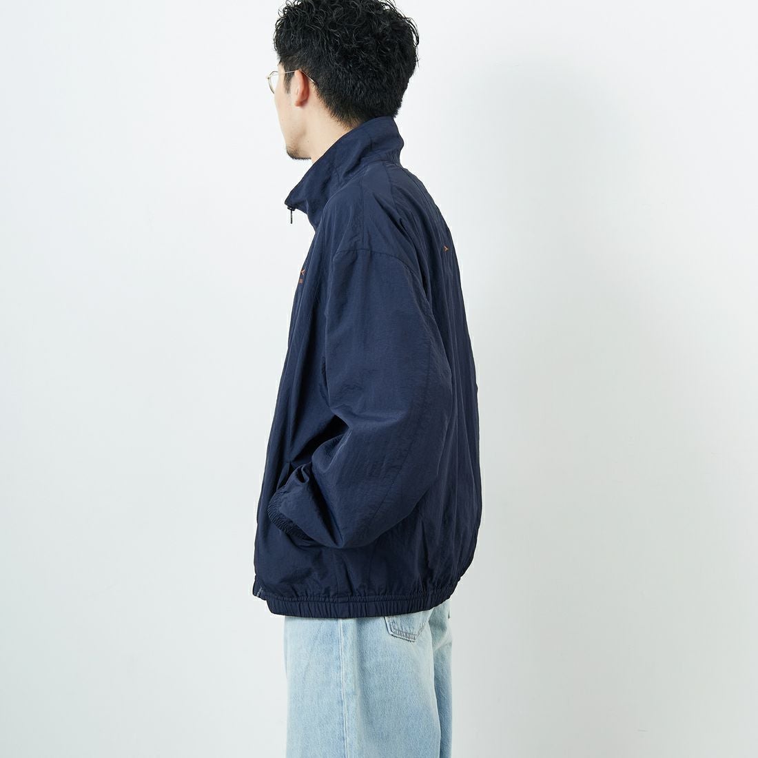 UMBRO [アンブロ] 別注 ナイロントラックブルゾン [KBT126-NK-JK1-MS-JF] NAVY &&モデル身長：168cm 着用サイズ：L&&