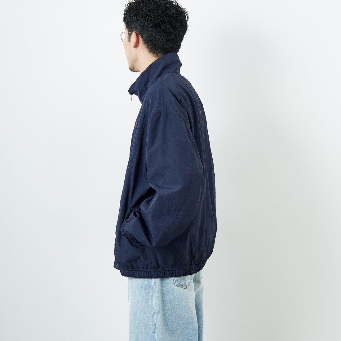 UMBRO [アンブロ] 別注 ナイロントラックブルゾン [KBT126-NK-JK1-MS-JF] NAVY &&モデル身長：168cm 着用サイズ：L&&