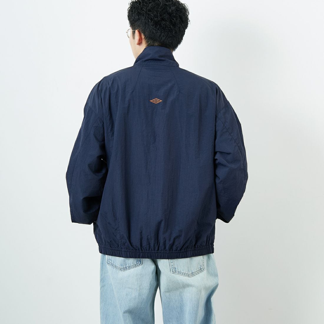 UMBRO [アンブロ] 別注 ナイロントラックブルゾン [KBT126-NK-JK1-MS-JF] NAVY &&モデル身長：168cm 着用サイズ：L&&