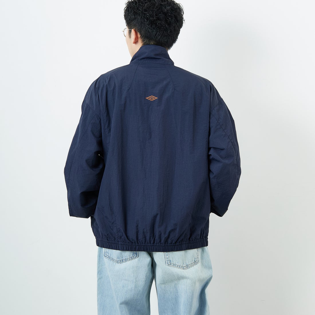 UMBRO [アンブロ] 別注 ナイロントラックブルゾン [KBT126-NK-JK1-MS-JF] NAVY &&モデル身長：168cm 着用サイズ：L&&