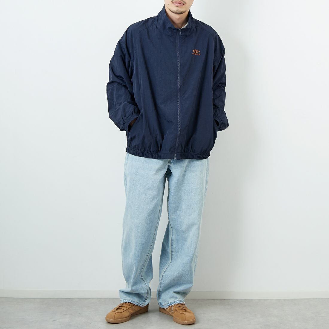 UMBRO [アンブロ] 別注 ナイロントラックブルゾン [KBT126-NK-JK1-MS-JF] NAVY &&モデル身長：168cm 着用サイズ：L&&