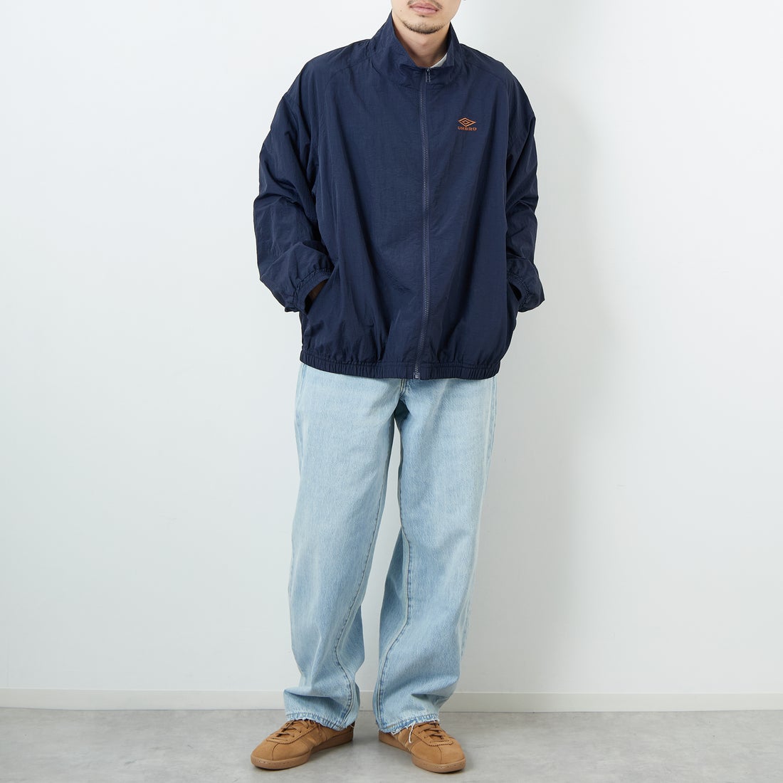 UMBRO [アンブロ] 別注 ナイロントラックブルゾン [KBT126-NK-JK1-MS-JF] NAVY &&モデル身長：168cm 着用サイズ：L&&