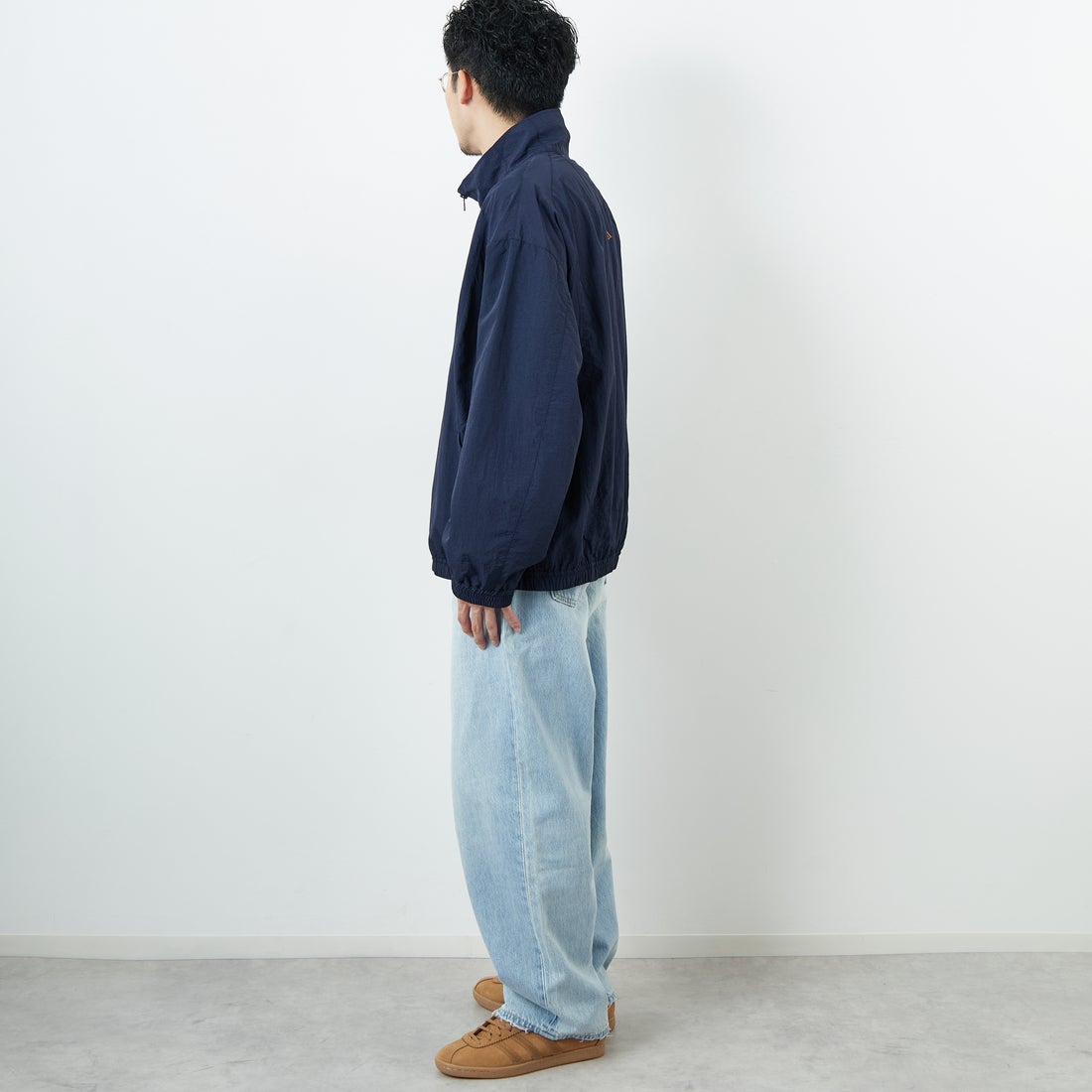 UMBRO [アンブロ] 別注 ナイロントラックブルゾン [KBT126-NK-JK1-MS-JF] NAVY &&モデル身長：168cm 着用サイズ：L&&