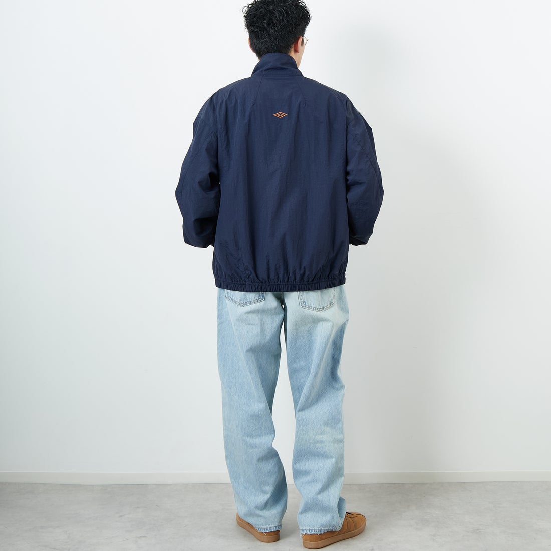 UMBRO [アンブロ] 別注 ナイロントラックブルゾン [KBT126-NK-JK1-MS-JF] NAVY &&モデル身長：168cm 着用サイズ：L&&