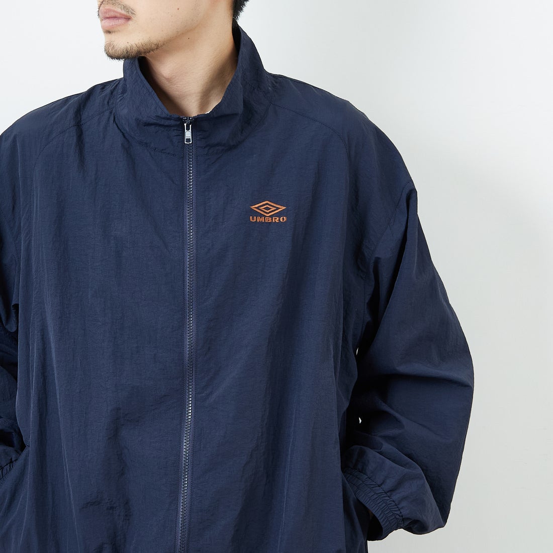 UMBRO [アンブロ] 別注 ナイロントラックブルゾン [KBT126-NK-JK1-MS-JF] NAVY &&モデル身長：168cm 着用サイズ：L&&