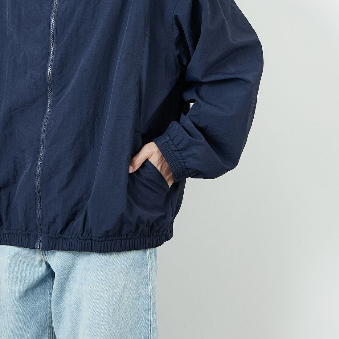 UMBRO [アンブロ] 別注 ナイロントラックブルゾン [KBT126-NK-JK1-MS-JF] NAVY &&モデル身長：168cm 着用サイズ：L&&