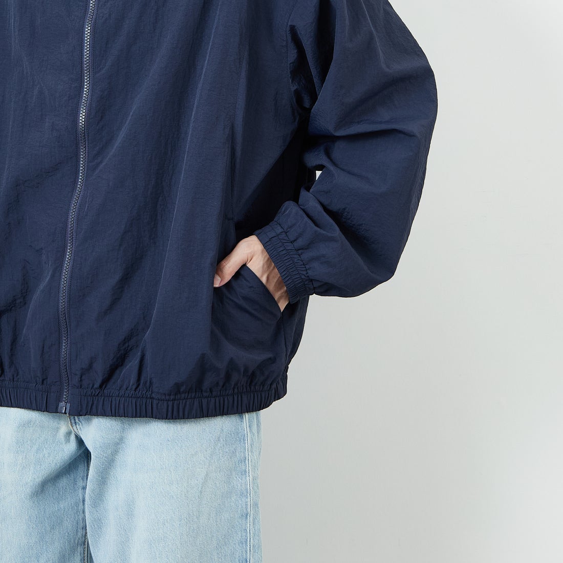 UMBRO [アンブロ] 別注 ナイロントラックブルゾン [KBT126-NK-JK1-MS-JF] NAVY &&モデル身長：168cm 着用サイズ：L&&