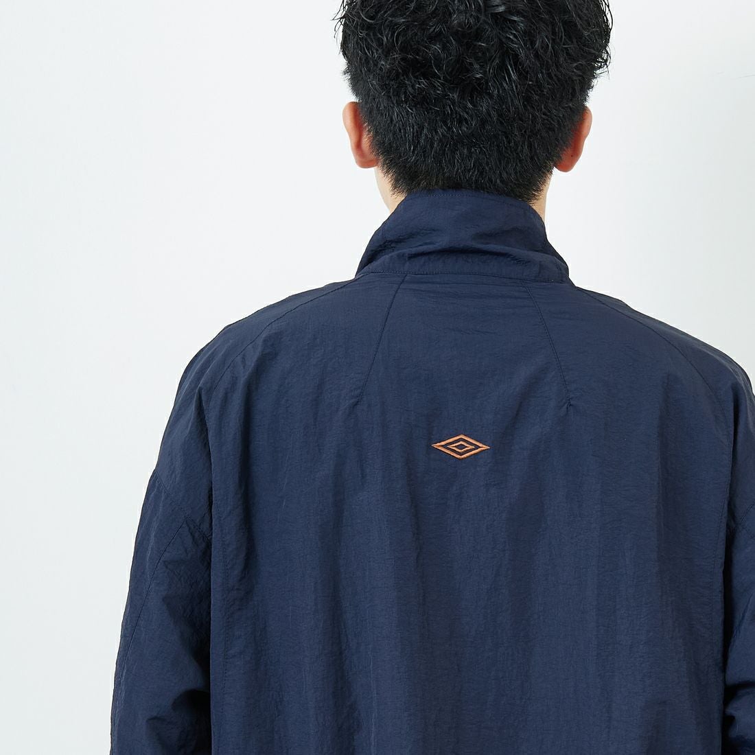 UMBRO [アンブロ] 別注 ナイロントラックブルゾン [KBT126-NK-JK1-MS-JF] NAVY &&モデル身長：168cm 着用サイズ：L&&