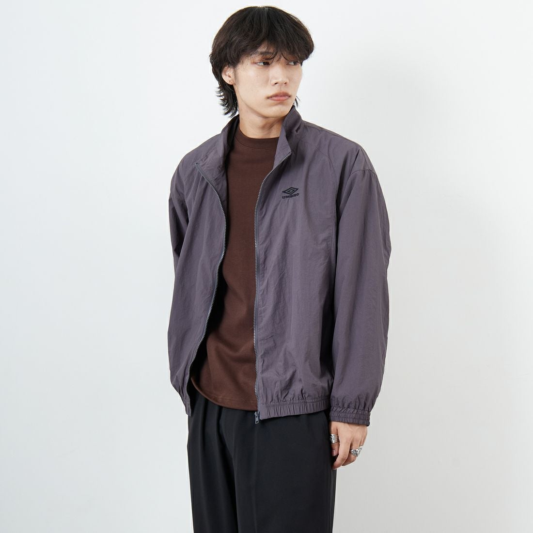 UMBRO [アンブロ] 別注 ナイロントラックブルゾン [KBT126-NK-JK1-MS-JF] GRAY &&モデル身長：179cm 着用サイズ：L&&