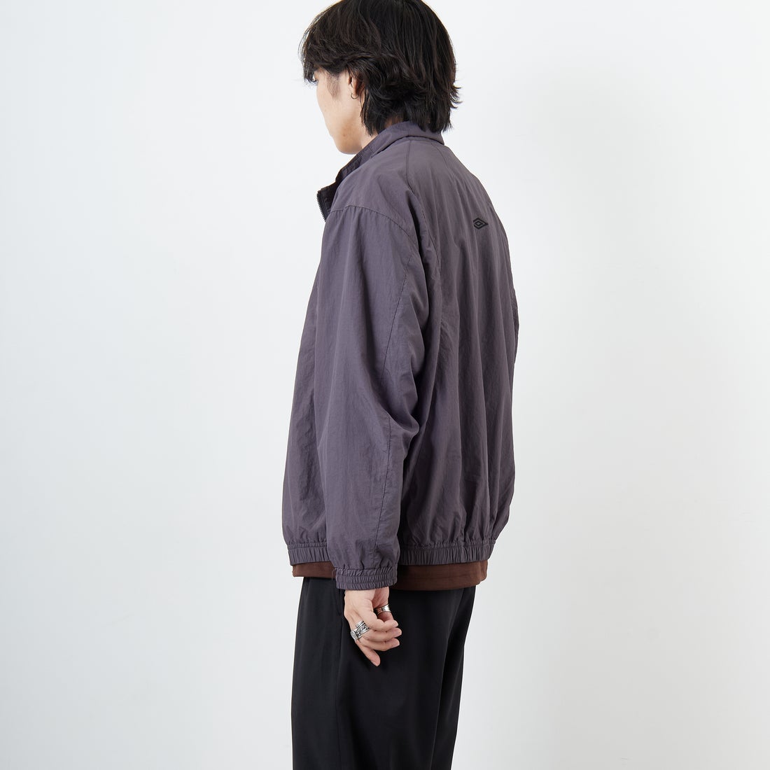 UMBRO [アンブロ] 別注 ナイロントラックブルゾン [KBT126-NK-JK1-MS-JF] GRAY &&モデル身長：179cm 着用サイズ：L&&