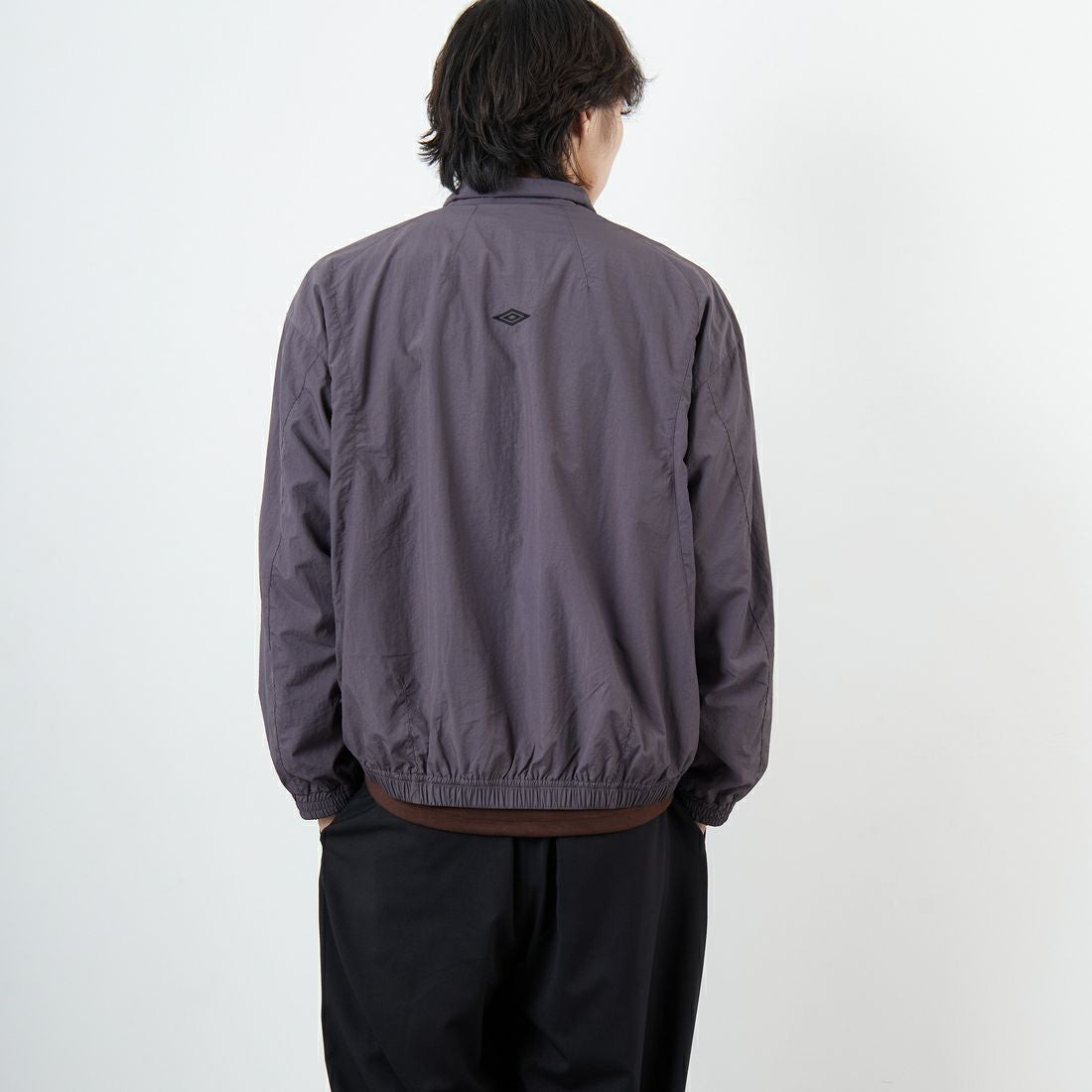 UMBRO [アンブロ] 別注 ナイロントラックブルゾン [KBT126-NK-JK1-MS-JF] GRAY &&モデル身長：179cm 着用サイズ：L&&