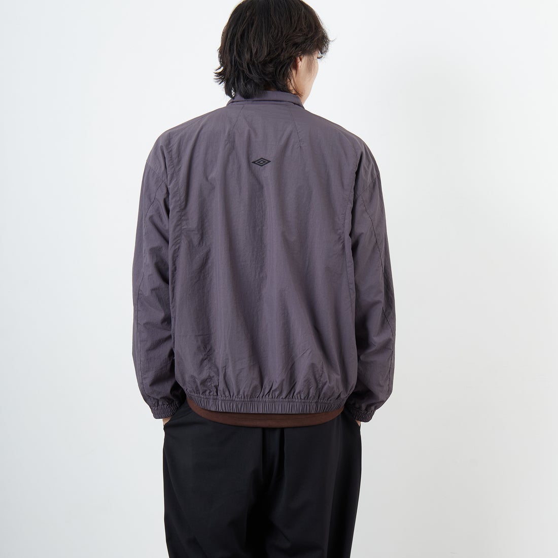 UMBRO [アンブロ] 別注 ナイロントラックブルゾン [KBT126-NK-JK1-MS-JF] GRAY &&モデル身長：179cm 着用サイズ：L&&