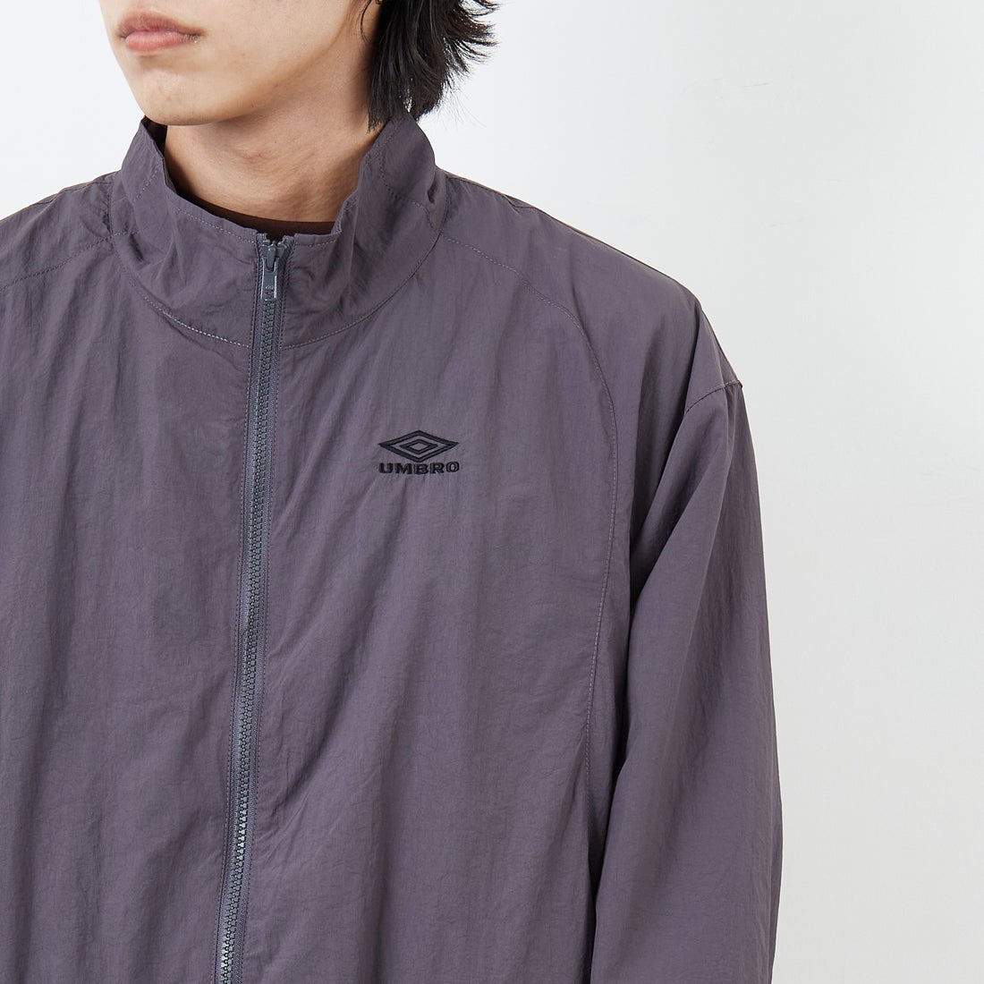 UMBRO [アンブロ] 別注 ナイロントラックブルゾン [KBT126-NK-JK1-MS-JF] GRAY &&モデル身長：179cm 着用サイズ：L&&
