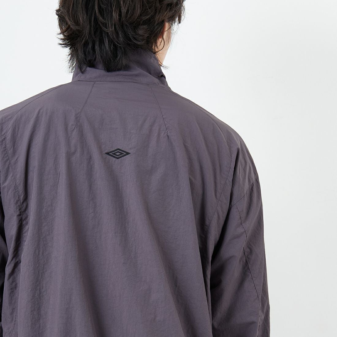 UMBRO [アンブロ] 別注 ナイロントラックブルゾン [KBT126-NK-JK1-MS-JF] GRAY &&モデル身長：179cm 着用サイズ：L&&