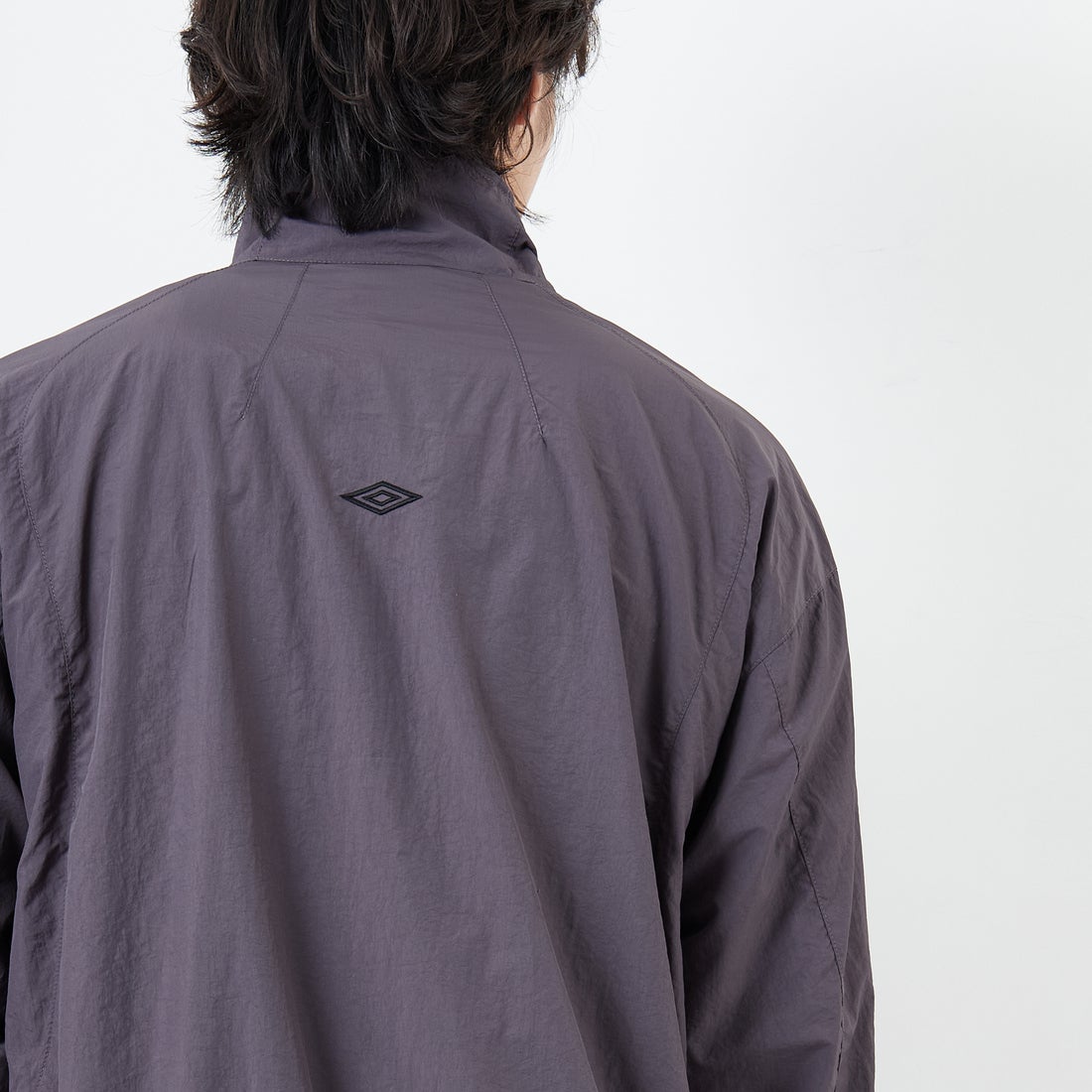 UMBRO [アンブロ] 別注 ナイロントラックブルゾン [KBT126-NK-JK1-MS-JF] GRAY &&モデル身長：179cm 着用サイズ：L&&