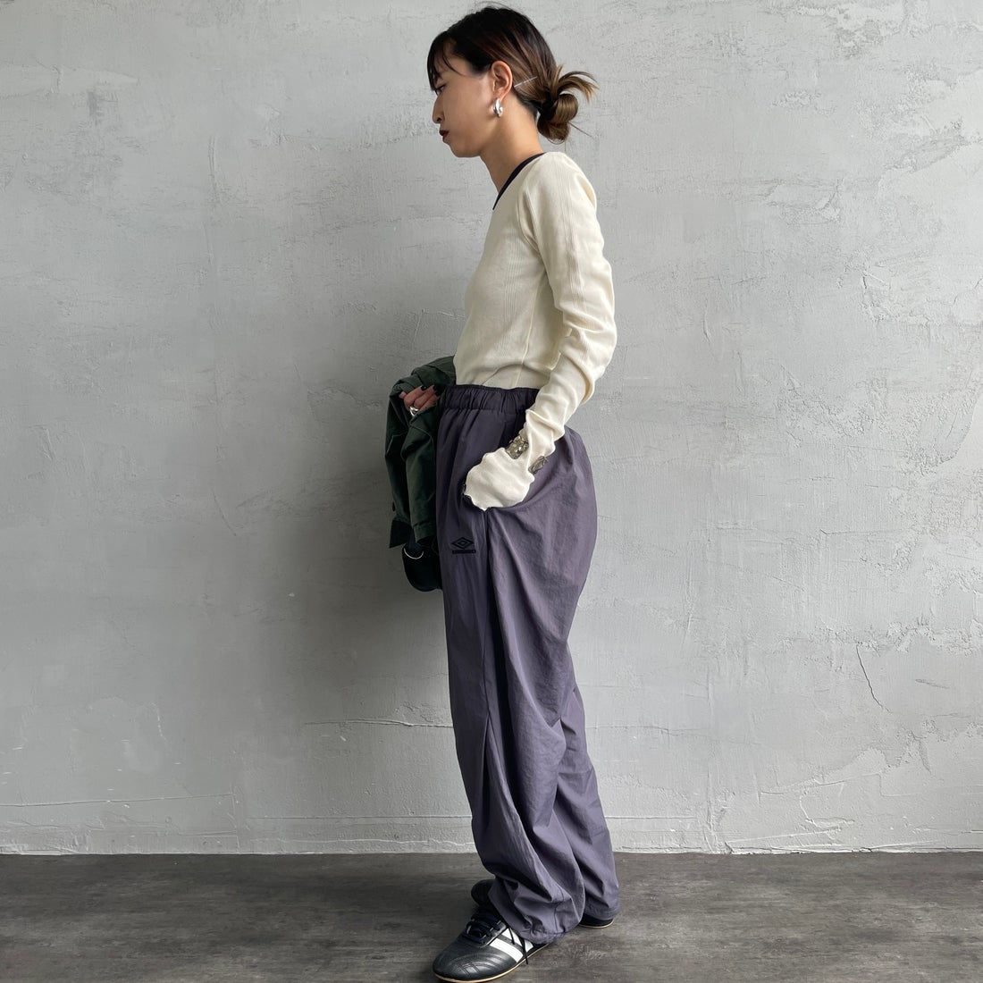 UMBRO [アンブロ] 別注 ナイロントラックパンツ [KBT126-NK-PT1-MS-JF] GRAY &&モデル身長：150cm 着用サイズ：S&&