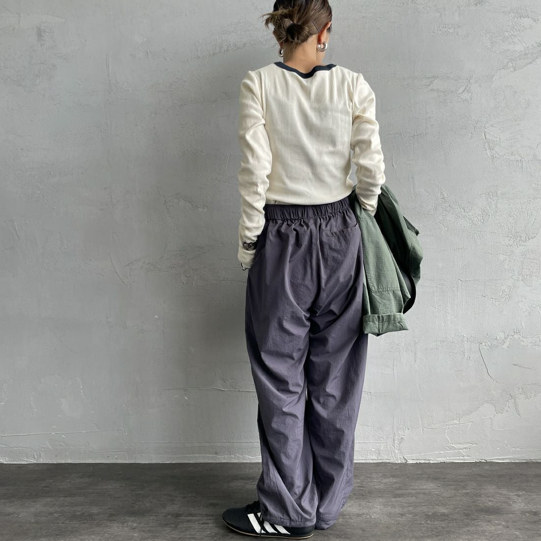 UMBRO [アンブロ] 別注 ナイロントラックパンツ [KBT126-NK-PT1-MS-JF] GRAY &&モデル身長：150cm 着用サイズ：S&&