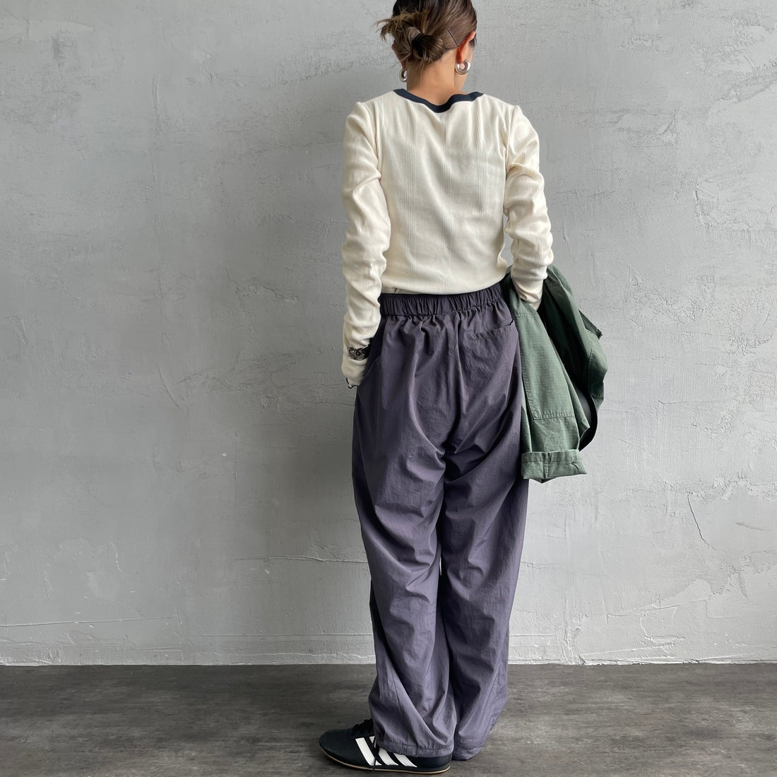 UMBRO [アンブロ] 別注 ナイロントラックパンツ [KBT126-NK-PT1-MS-JF] GRAY &&モデル身長：150cm 着用サイズ：S&&