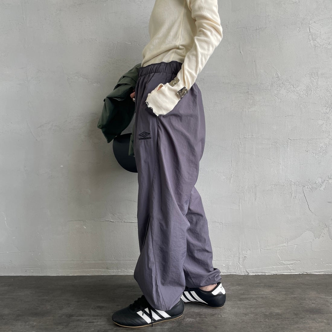 UMBRO [アンブロ] 別注 ナイロントラックパンツ [KBT126-NK-PT1-MS-JF] GRAY &&モデル身長：150cm 着用サイズ：S&&