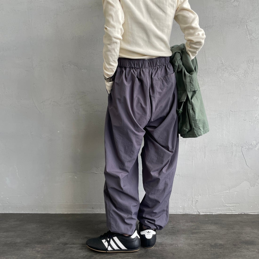 UMBRO [アンブロ] 別注 ナイロントラックパンツ [KBT126-NK-PT1-MS-JF] GRAY &&モデル身長：150cm 着用サイズ：S&&