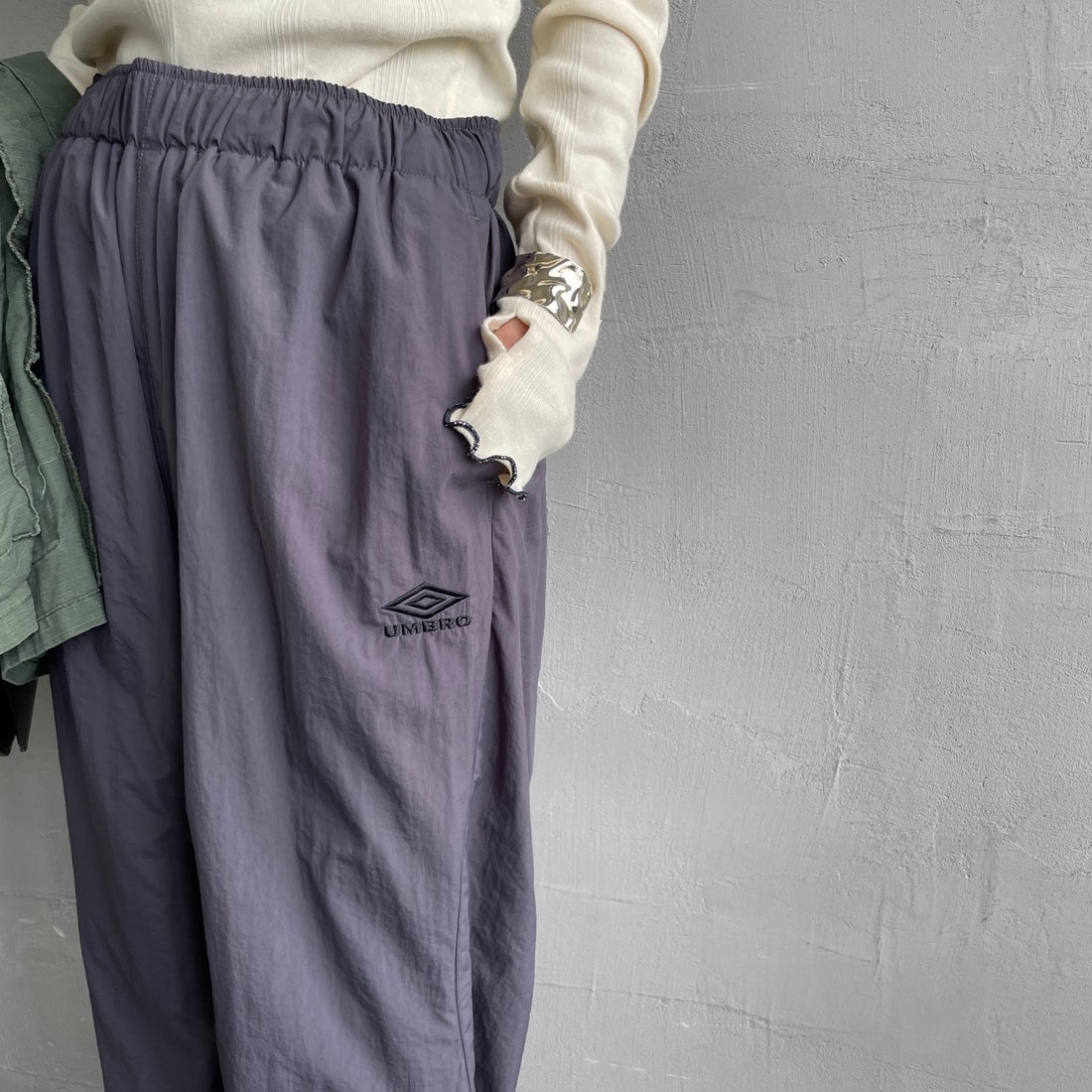 UMBRO [アンブロ] 別注 ナイロントラックパンツ [KBT126-NK-PT1-MS-JF] GRAY &&モデル身長：150cm 着用サイズ：S&&