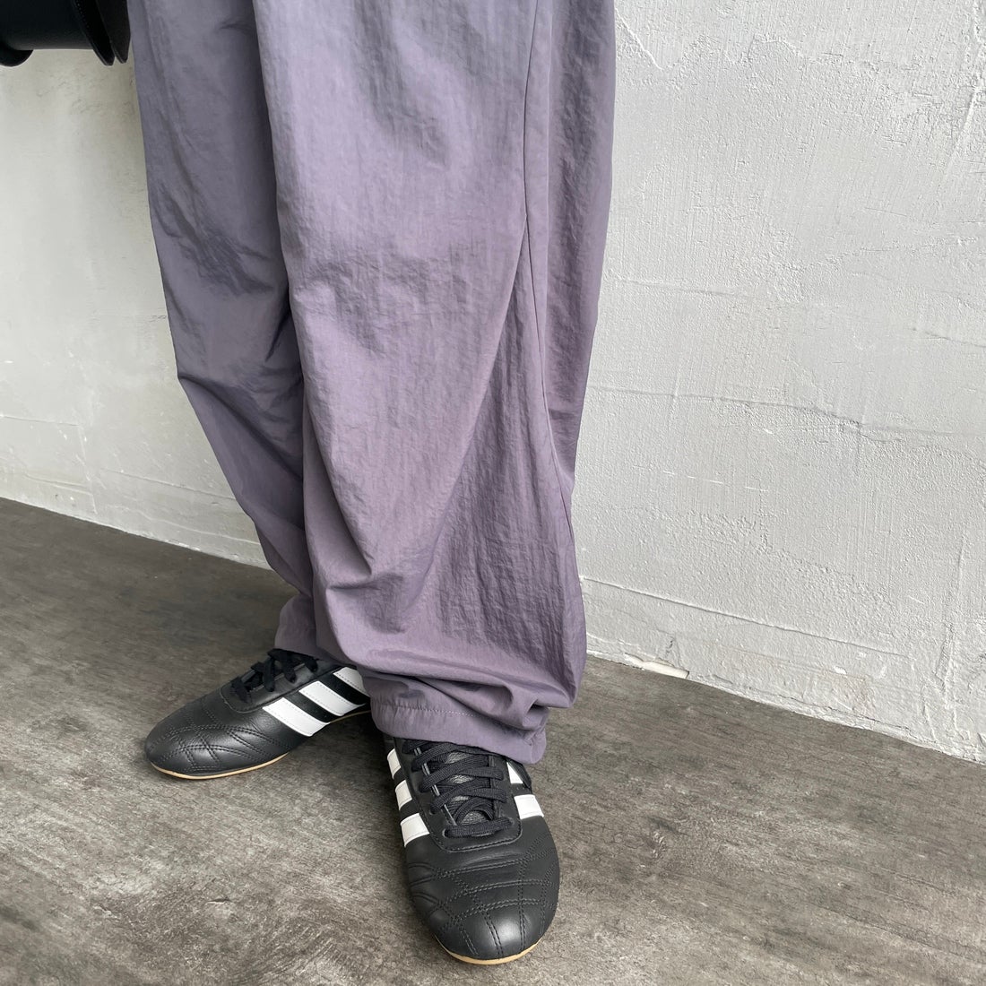 UMBRO [アンブロ] 別注 ナイロントラックパンツ [KBT126-NK-PT1-MS-JF] GRAY &&モデル身長：150cm 着用サイズ：S&&