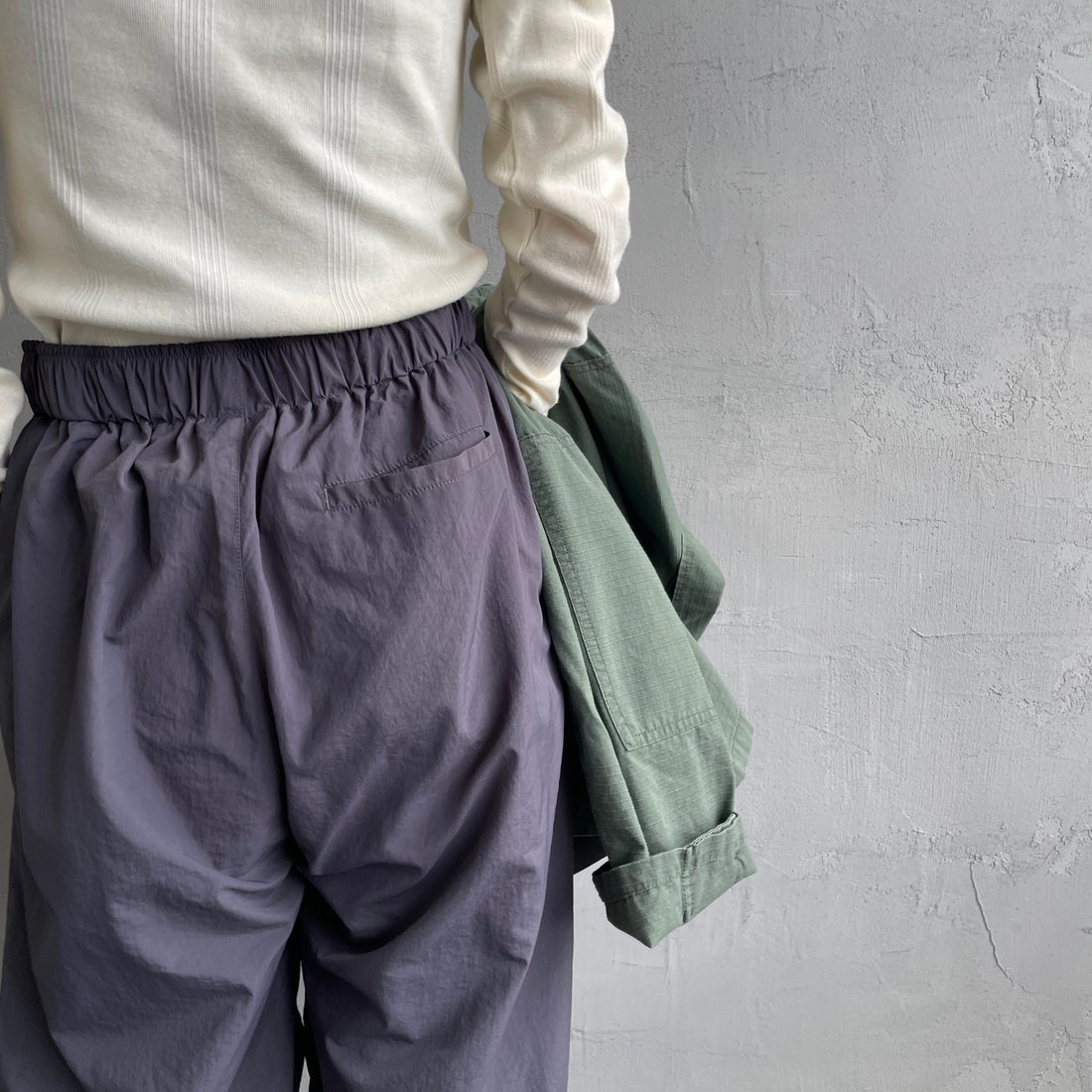 UMBRO [アンブロ] 別注 ナイロントラックパンツ [KBT126-NK-PT1-MS-JF] GRAY &&モデル身長：150cm 着用サイズ：S&&