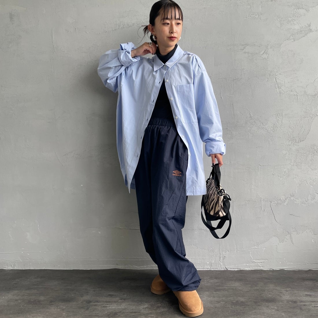 UMBRO [アンブロ] 別注 ナイロントラックパンツ [KBT126-NK-PT1-MS-JF] NAVY &&モデル身長：150cm 着用サイズ：S&&