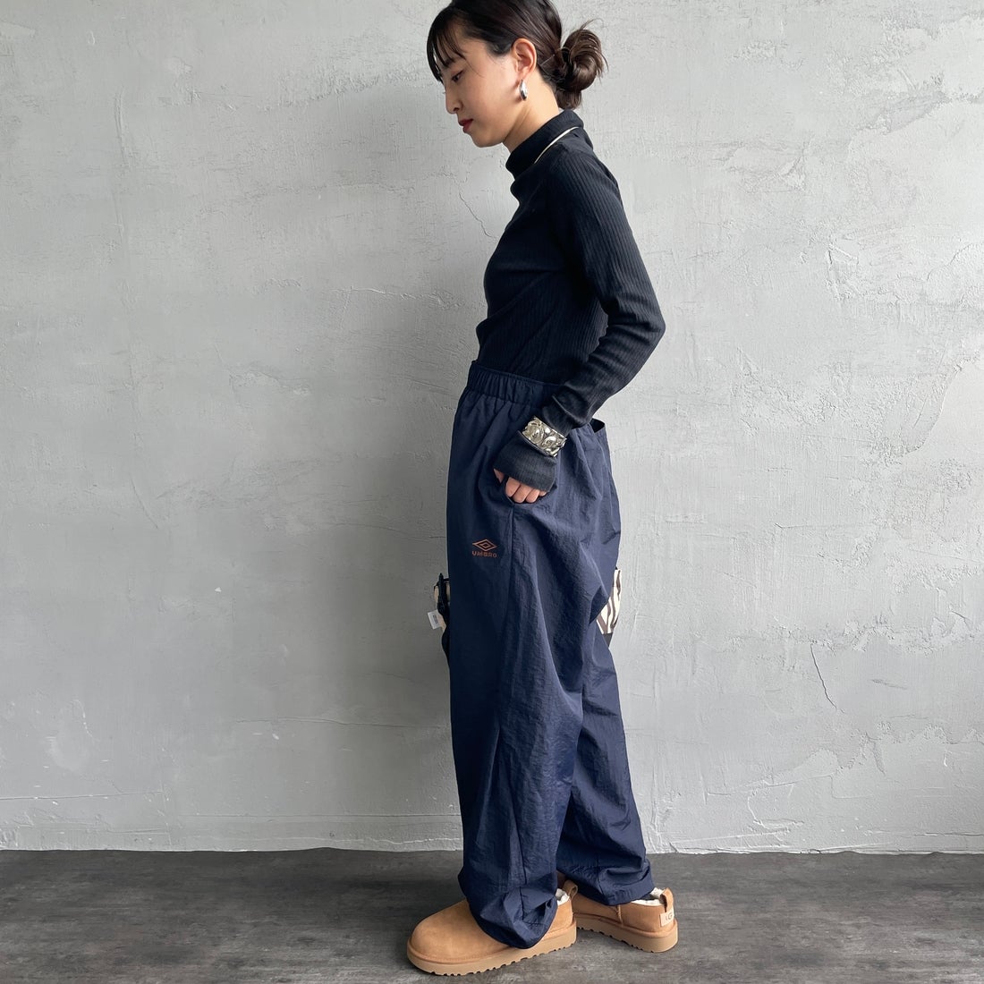 UMBRO [アンブロ] 別注 ナイロントラックパンツ [KBT126-NK-PT1-MS-JF] NAVY &&モデル身長：150cm 着用サイズ：S&&